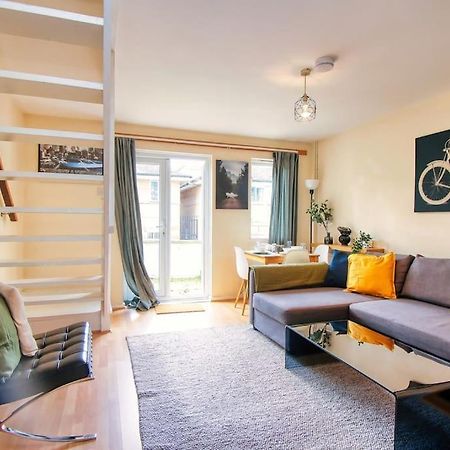 Appartamento 2 Bed Camden Mews Londra Esterno foto